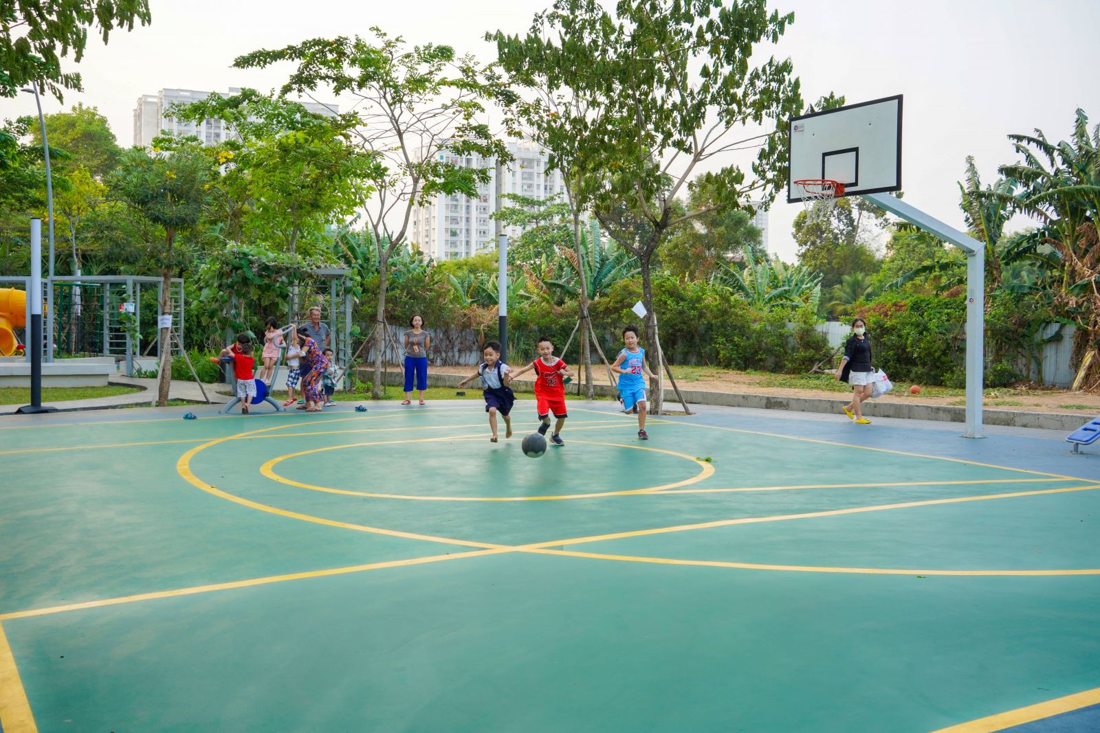 Trẻ em thoải mái vận động phát triển thể chất trong không gian rộng rãi và ngập tràn cây xanh tại dự án Lavita Charm (phường Trường Thọ).